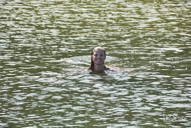 Refrescando-se na lagoa da praia da Lagoinha do Leste, na costa sul de Florianópolis, em Santa Catarina
